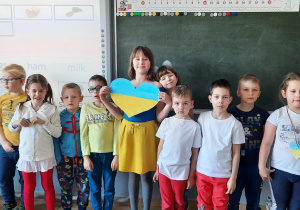 Uczniowie trzymają serce w barwach Ukrainy